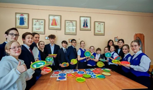 Тверские автоинспекторы и юные инспекторы движения провели «Безопасную масленицу» в Гимназии №44 города Твери