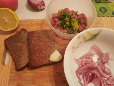 Непривычные теплые бутерброды с фасолью и сыром