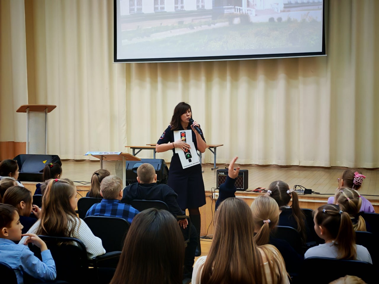 Сотрудники Госавтоинспекции побывали в гостях у учеников СОШ №3 города Твери Сотрудники Госавтоинспекции побывали в гостях у учеников СОШ №3 города Твери
