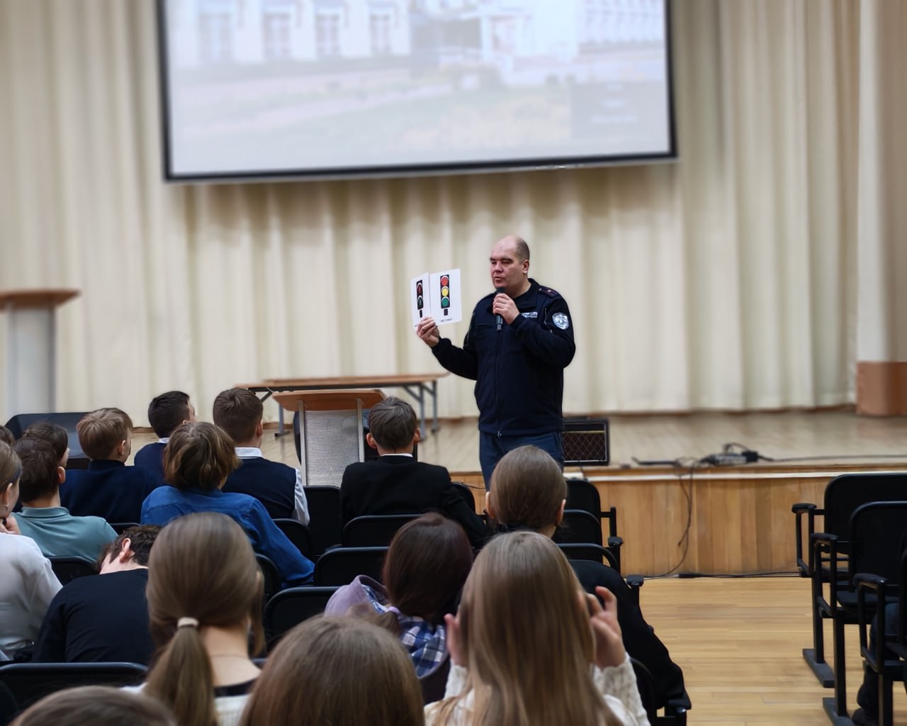 Сотрудники Госавтоинспекции побывали в гостях у учеников СОШ №3 города Твери Сотрудники Госавтоинспекции побывали в гостях у учеников СОШ №3 города Твери