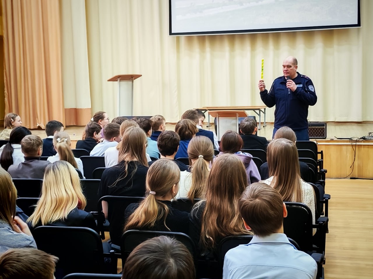 Сотрудники Госавтоинспекции побывали в гостях у учеников СОШ №3 города Твери Сотрудники Госавтоинспекции побывали в гостях у учеников СОШ №3 города Твери