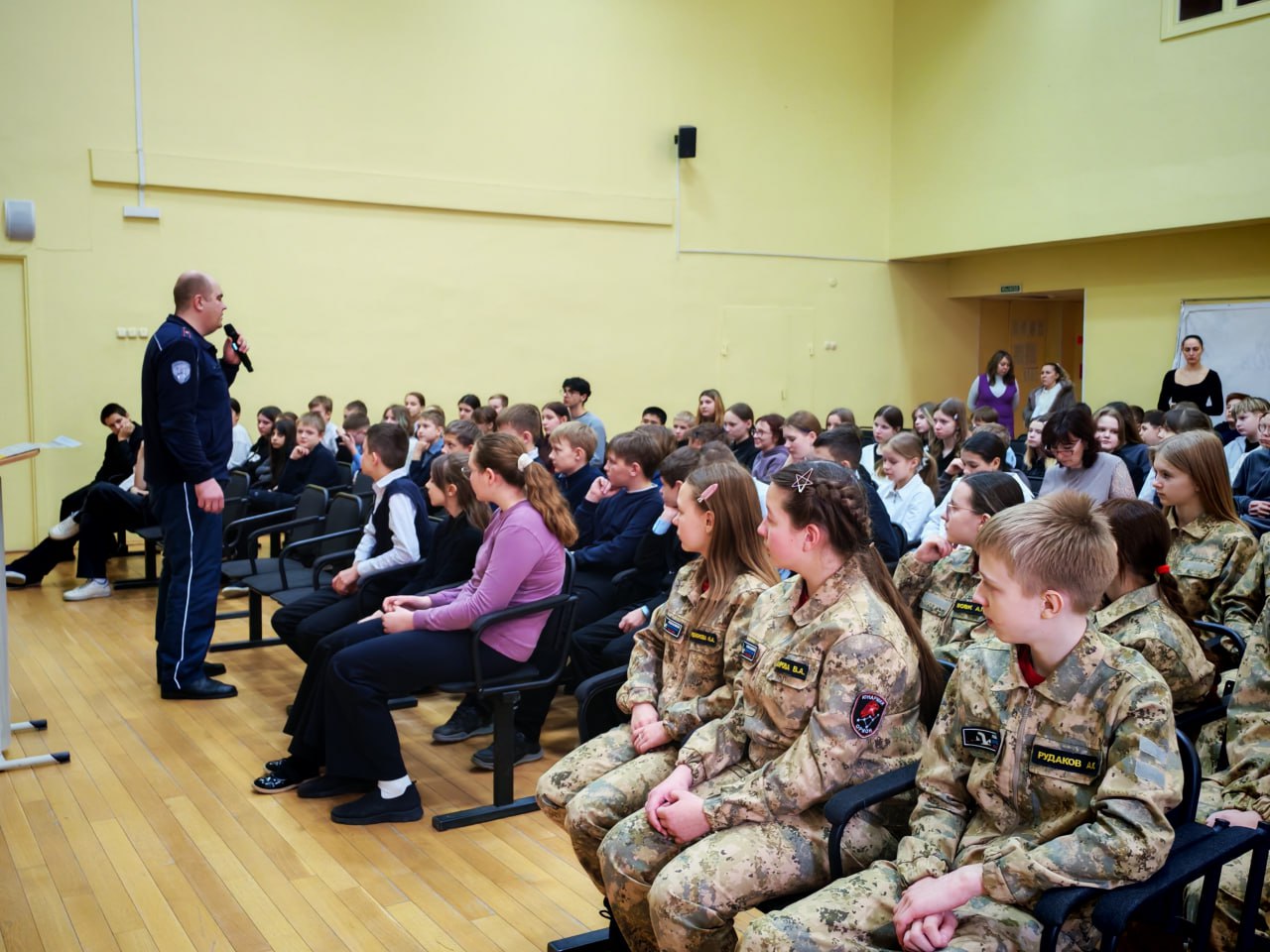 Сотрудники Госавтоинспекции побывали в гостях у учеников СОШ №3 города Твери Сотрудники Госавтоинспекции побывали в гостях у учеников СОШ №3 города Твери