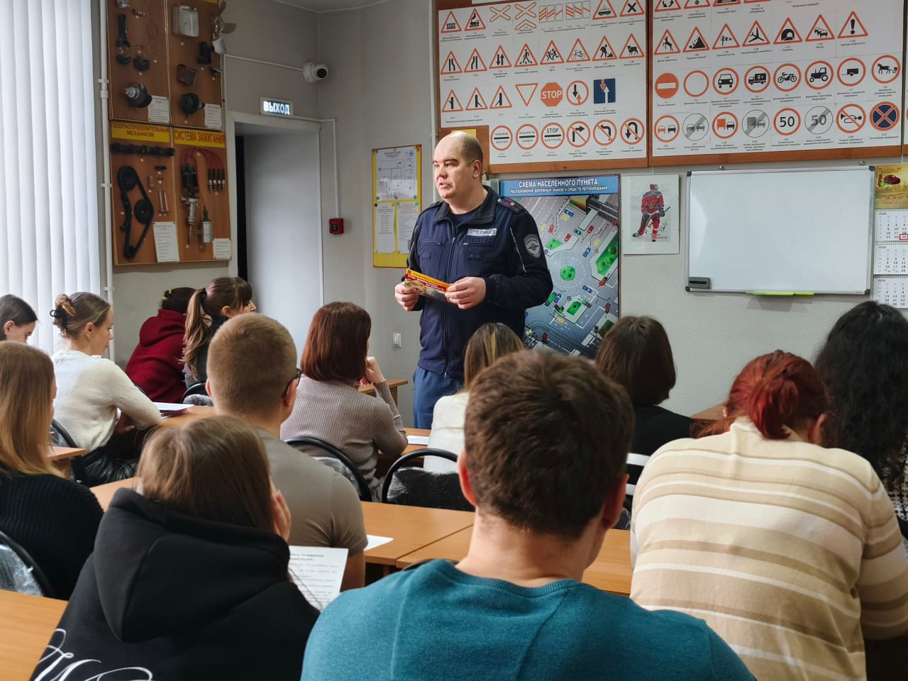 Тверские автоинспекторы провели беседу по Правилам дорожного движения с кандидатами в водители Тверские автоинспекторы провели беседу по Правилам дорожного движения с кандидатами в водители