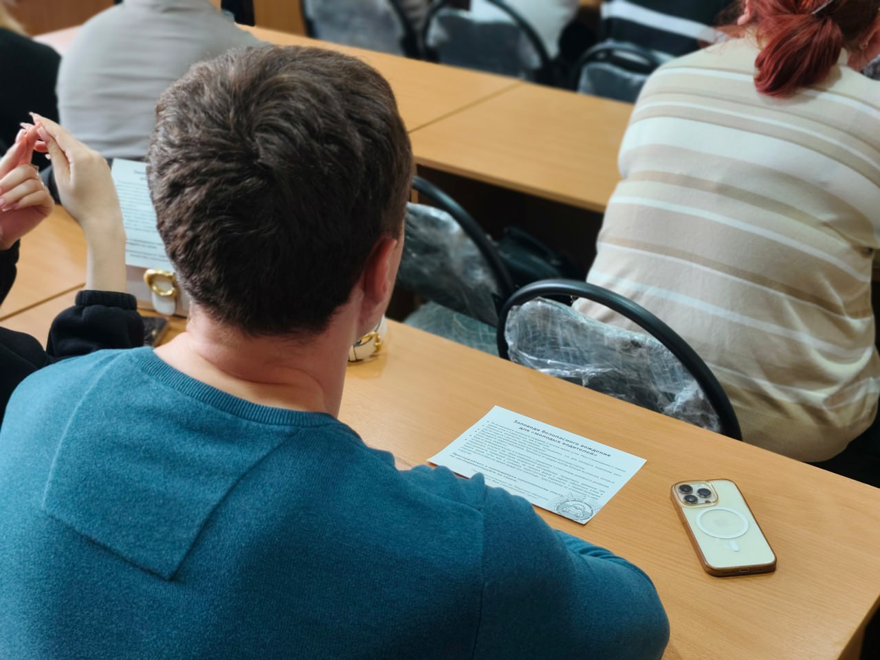 Тверские автоинспекторы провели беседу по Правилам дорожного движения с кандидатами в водители Тверские автоинспекторы провели беседу по Правилам дорожного движения с кандидатами в водители