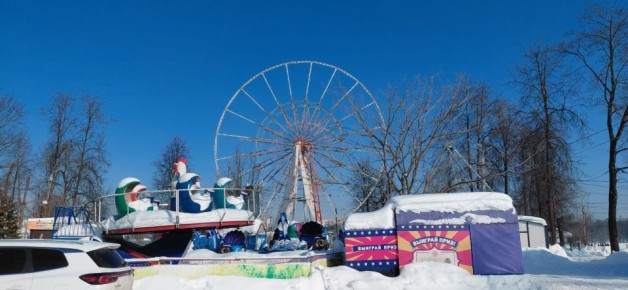 В Городском саду Твери идет демонтаж колеса обозрения: фото
