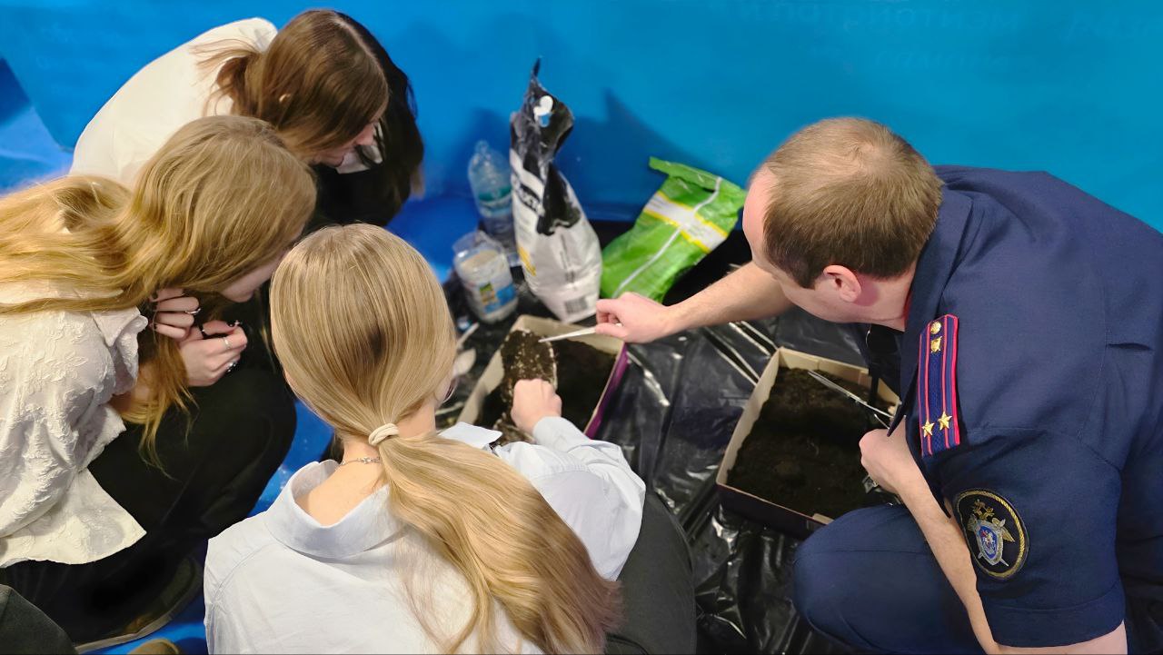 В Твери сотрудники следственного управления Следственного комитета приняли участие в военно-патриотическом форуме «Шаг в профессию» В Твери сотрудники следственного управления Следственного комитета приняли участие в военно-патриотическом форуме «Шаг в профессию»