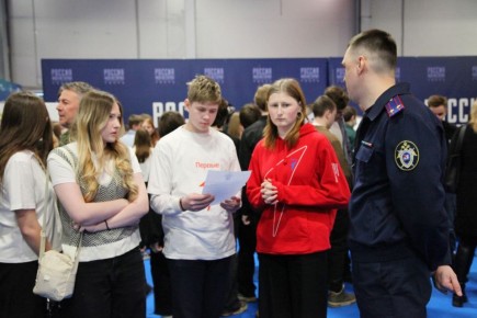 В Твери сотрудники следственного управления Следственного комитета приняли участие в военно-патриотическом форуме «Шаг в профессию»