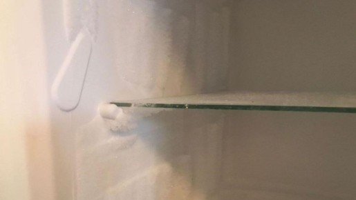 Как быстро разморозить холодильник и устранить неприятный запах: идеи от таджикского дворника