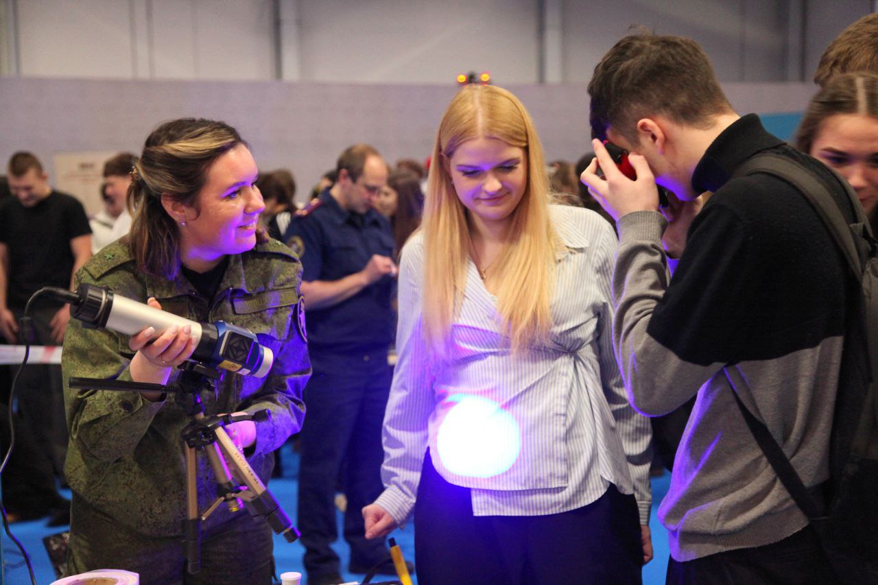 В Твери сотрудники следственного управления Следственного комитета приняли участие в военно-патриотическом форуме «Шаг в профессию» В Твери сотрудники следственного управления Следственного комитета приняли участие в военно-патриотическом форуме «Шаг в профессию»