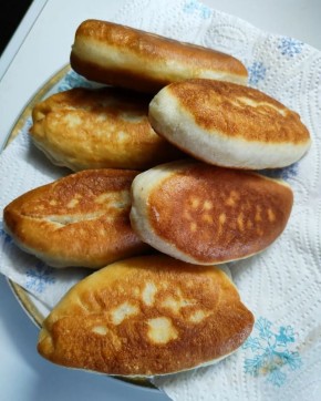 Пирожки с зелёным луком и яйцом