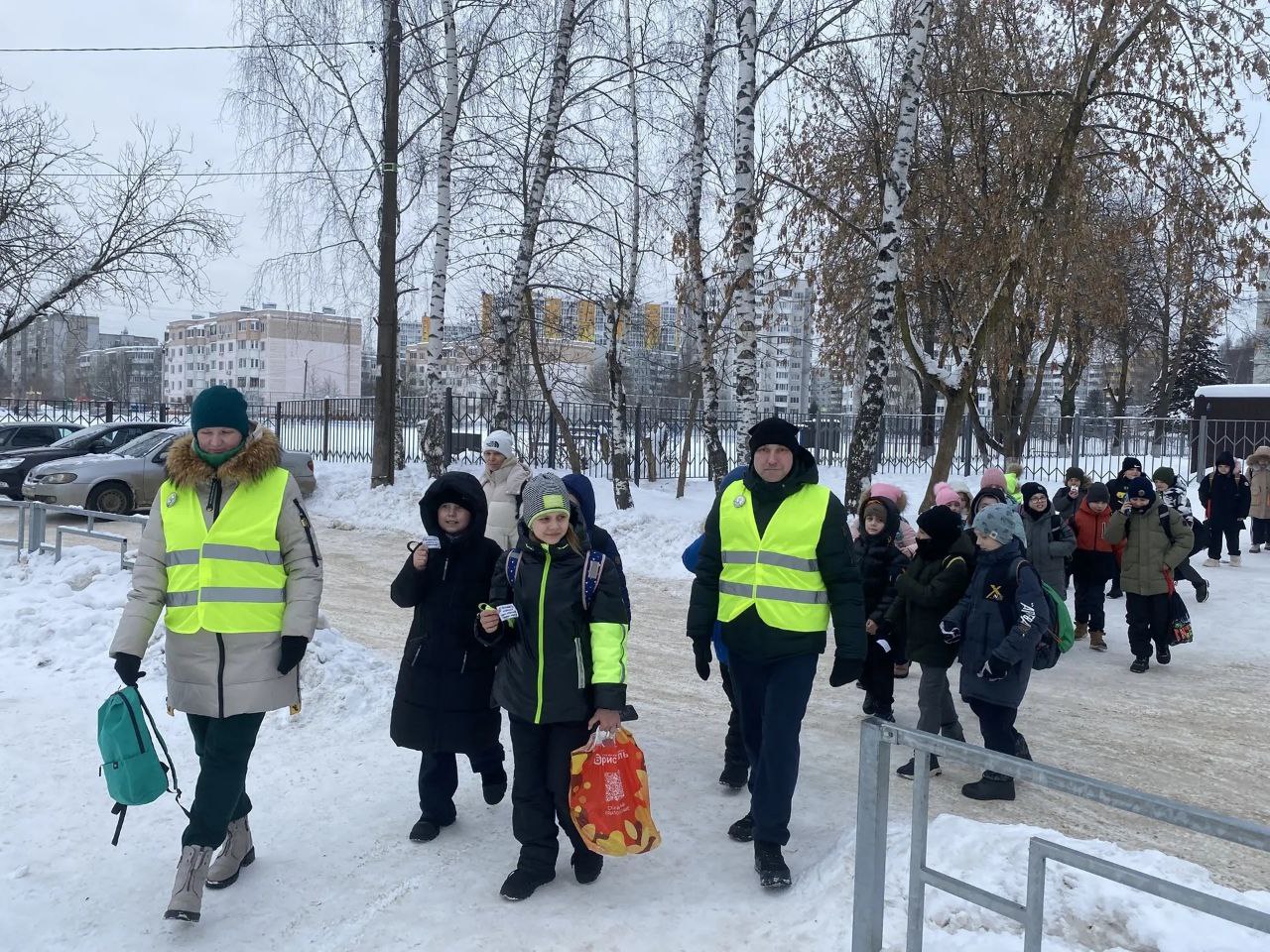 «Родительский патруль» школы № 15 города Твери напоминает ученикам о соблюдении Правил дорожного движения следит за соблюдением ПДД школьниками «Родительский патруль» школы № 15 города Твери напоминает ученикам о соблюдении Правил дорожного движения следит за соблюдением ПДД школьниками
