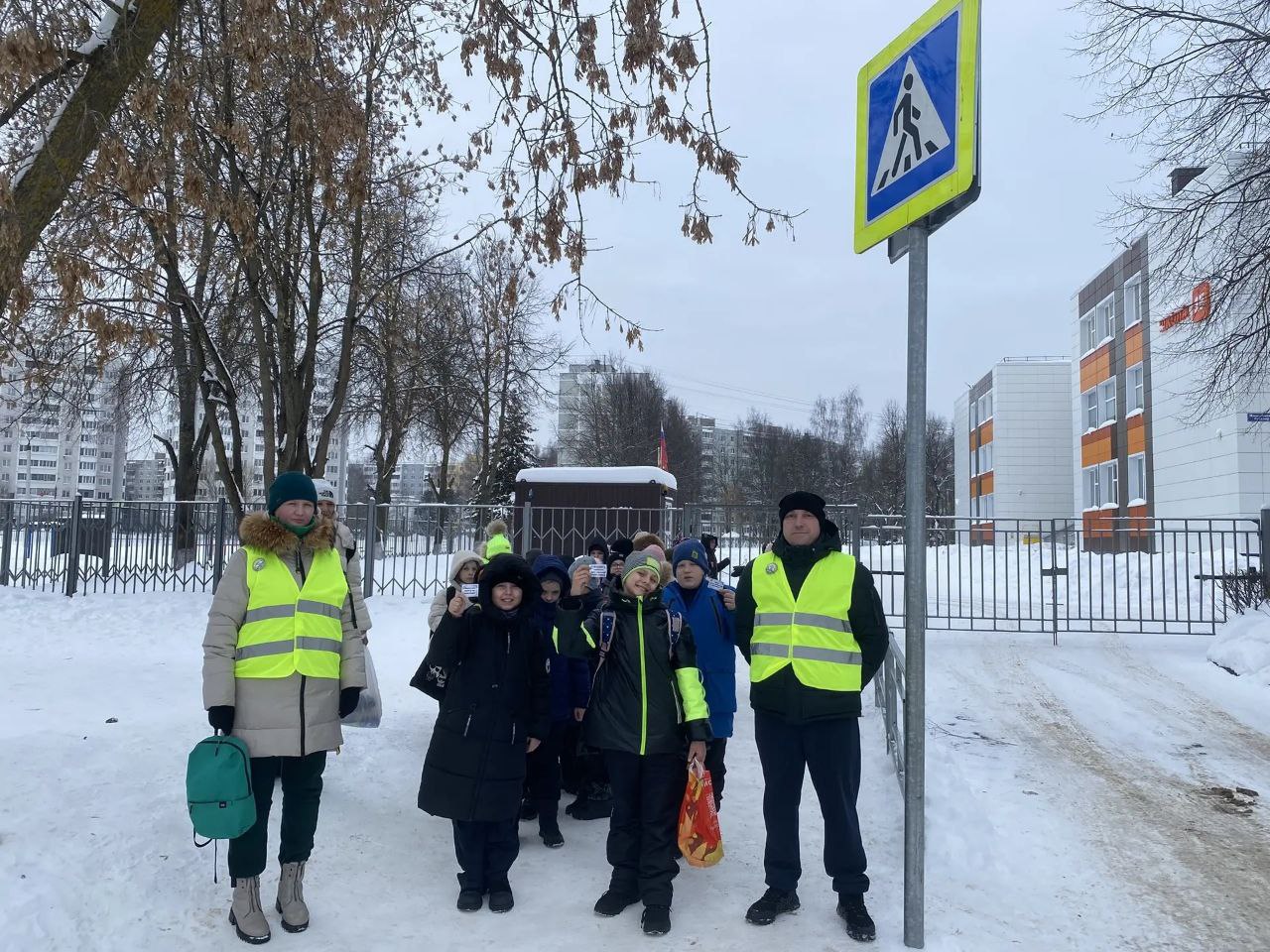 «Родительский патруль» школы № 15 города Твери напоминает ученикам о соблюдении Правил дорожного движения следит за соблюдением ПДД школьниками «Родительский патруль» школы № 15 города Твери напоминает ученикам о соблюдении Правил дорожного движения следит за соблюдением ПДД школьниками