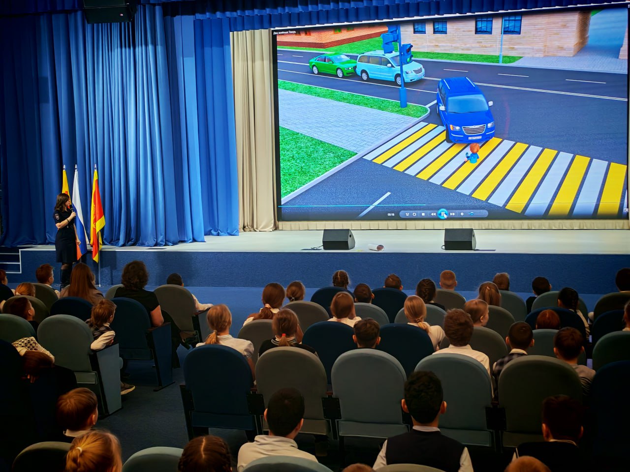 Сотрудники Госавтоинспекции напомнили школьникам о безопасности пешеходов на проезжей части Сотрудники Госавтоинспекции напомнили школьникам о безопасности пешеходов на проезжей части