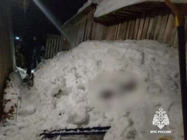 В Оленино рухнувший с крыши снег убил пенсионерку