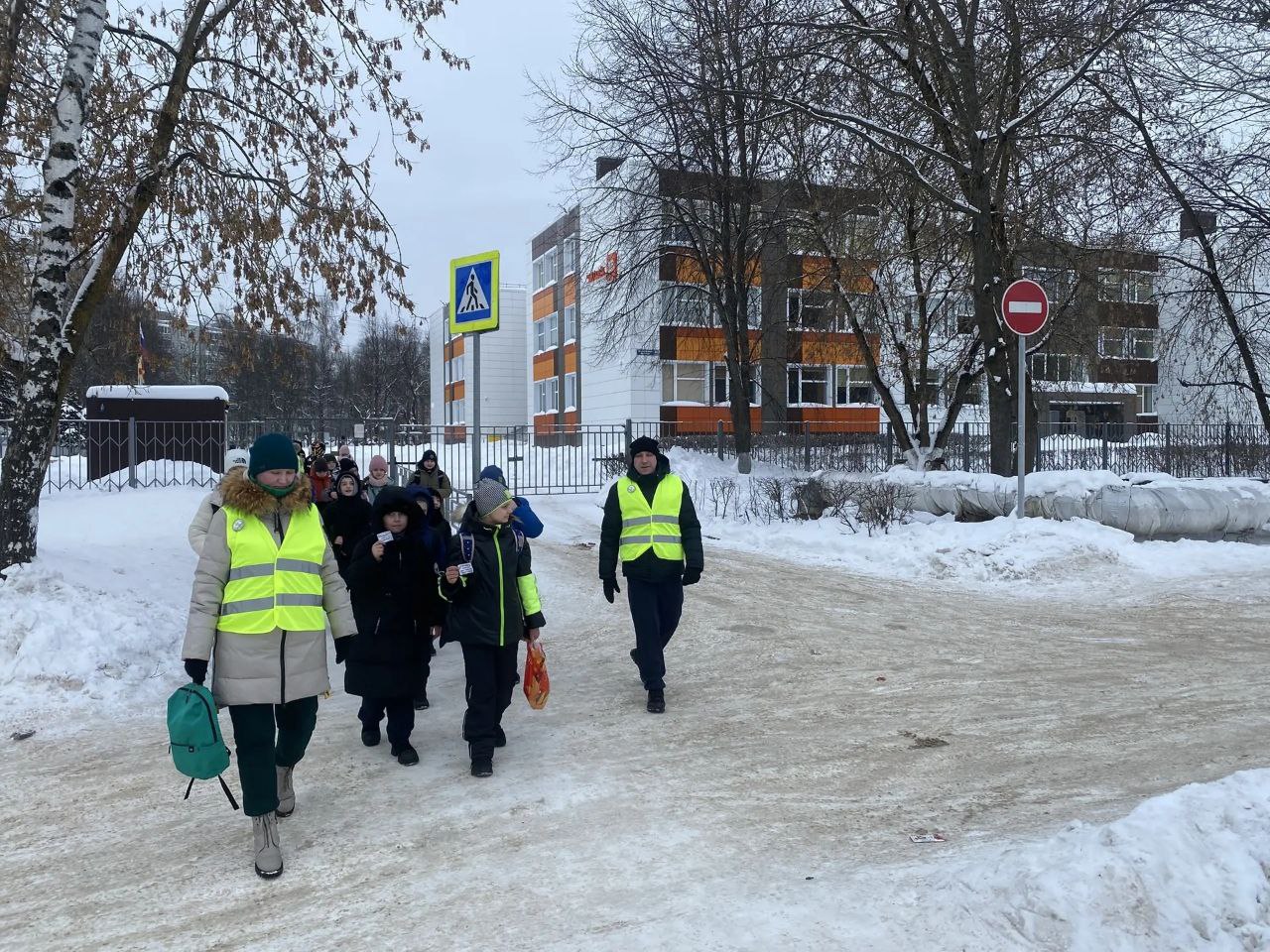 «Родительский патруль» школы № 15 города Твери напоминает ученикам о соблюдении Правил дорожного движения следит за соблюдением ПДД школьниками «Родительский патруль» школы № 15 города Твери напоминает ученикам о соблюдении Правил дорожного движения следит за соблюдением ПДД школьниками