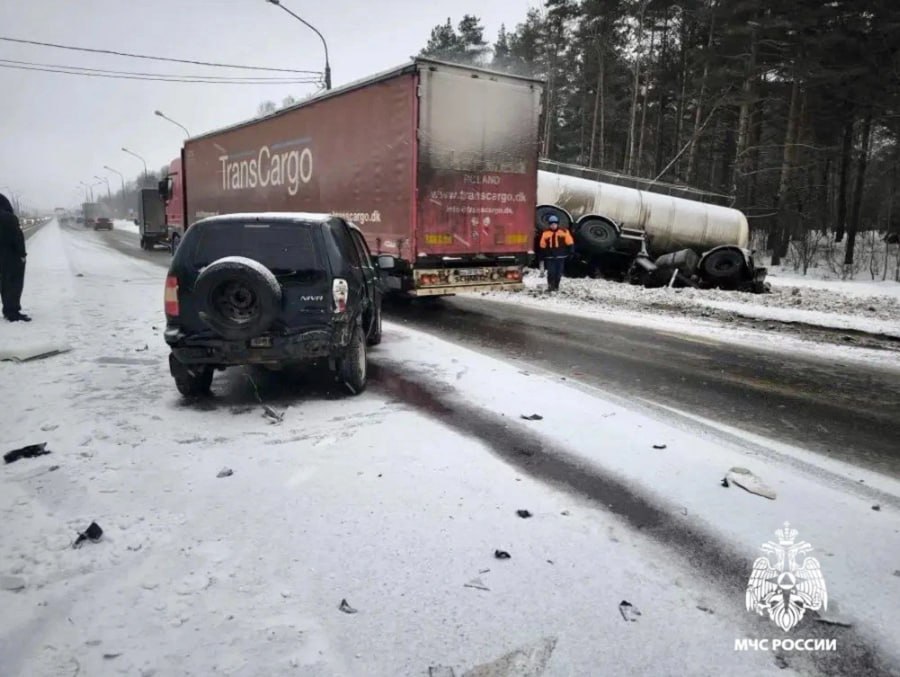 В Калининском округе после ДТП с трассы вылетела автоцистерна