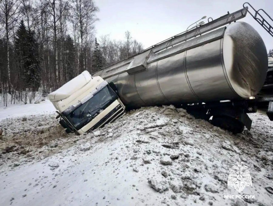 В Калининском округе после ДТП с трассы вылетела автоцистерна В Калининском округе после ДТП с трассы вылетела автоцистерна