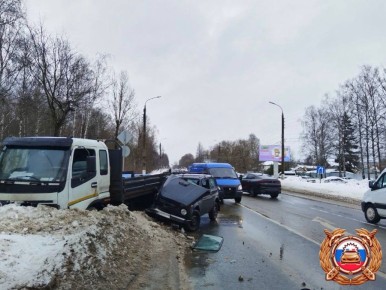 На шоссе в Твери столкнулись четыре авто, есть пострадавший