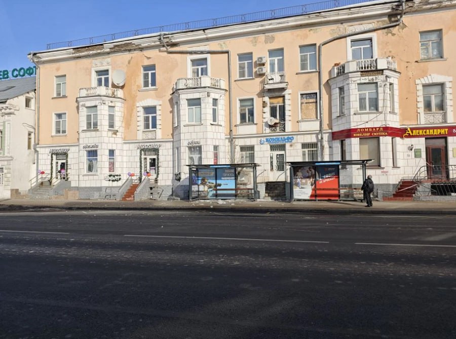 Автобусная остановка в Твери спасла пассажиров от глыбы льда Автобусная остановка в Твери спасла пассажиров от глыбы льда