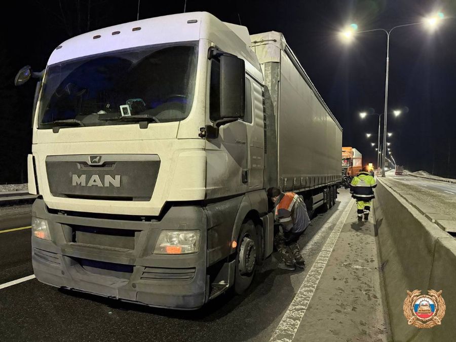 Большегрузы не поделили дорогу в Калининском округе Большегрузы не поделили дорогу в Калининском округе