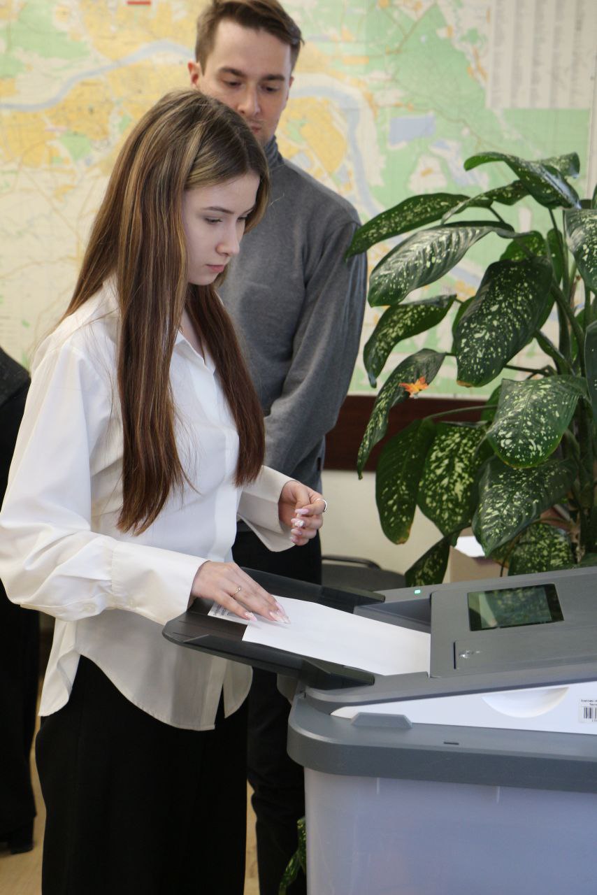 Приятно познакомиться!. Новый день – новые встречи! Сегодня мы с радостью вновь принимали гостей – с работой избирательной системы знакомились десятиклассники десятой гимназии города Твери, а мы, в свою очередь, с... Приятно познакомиться!. Новый день – новые встречи! Сегодня мы с радостью вновь принимали гостей – с работой избирательной системы знакомились десятиклассники десятой гимназии города Твери, а мы, в свою очередь, с...