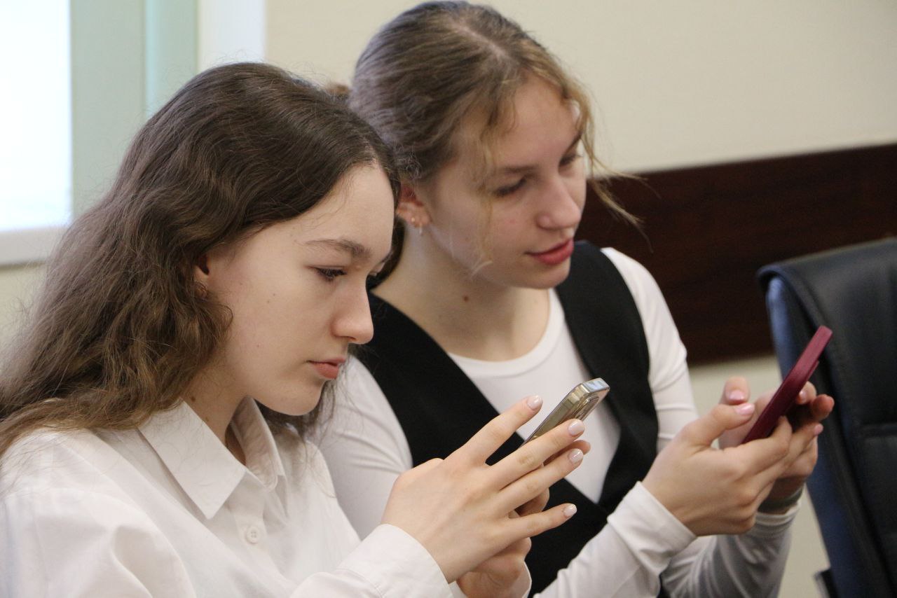 Приятно познакомиться!. Новый день – новые встречи! Сегодня мы с радостью вновь принимали гостей – с работой избирательной системы знакомились десятиклассники десятой гимназии города Твери, а мы, в свою очередь, с... Приятно познакомиться!. Новый день – новые встречи! Сегодня мы с радостью вновь принимали гостей – с работой избирательной системы знакомились десятиклассники десятой гимназии города Твери, а мы, в свою очередь, с...