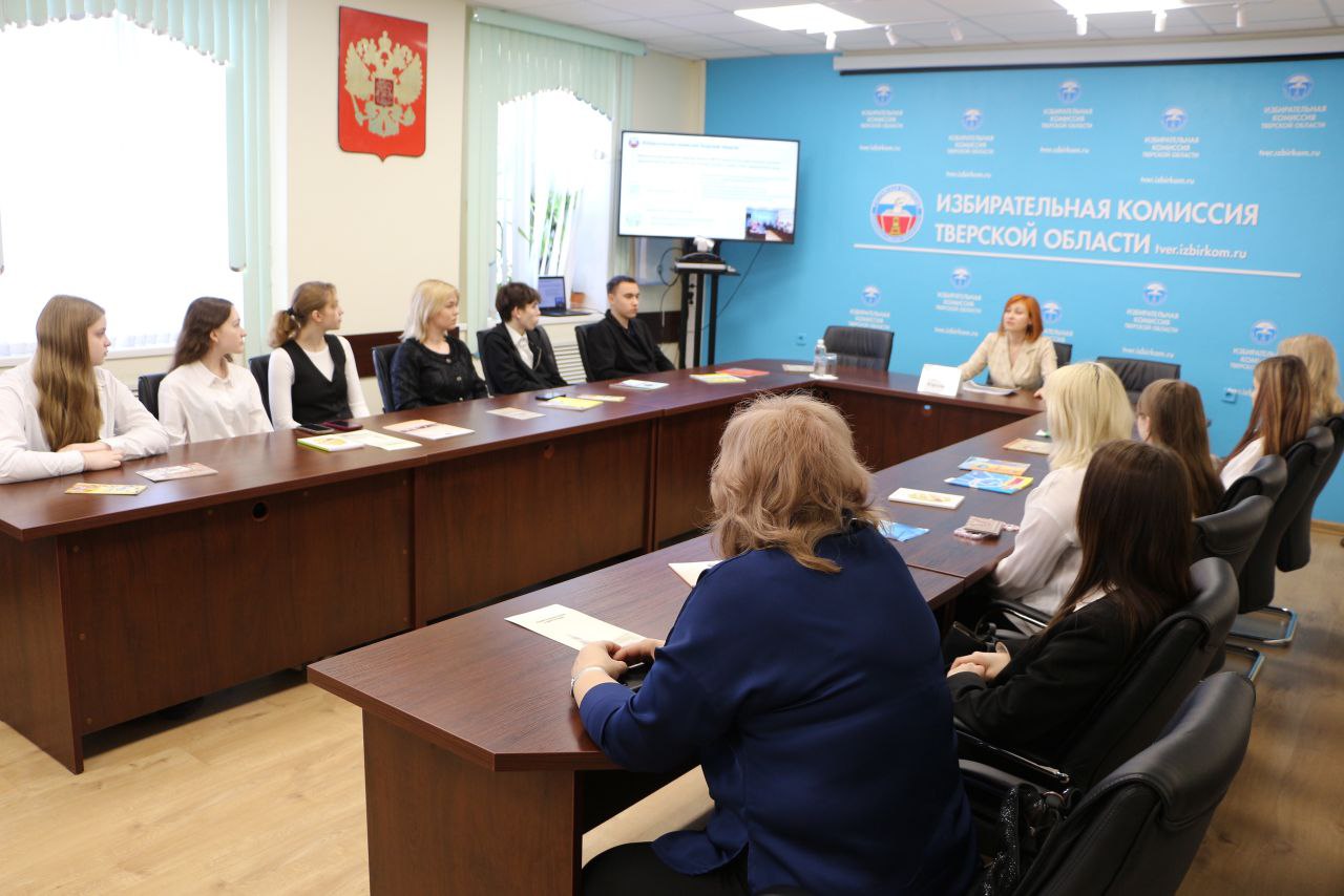 Приятно познакомиться!. Новый день – новые встречи! Сегодня мы с радостью вновь принимали гостей – с работой избирательной системы знакомились десятиклассники десятой гимназии города Твери, а мы, в свою очередь, с...