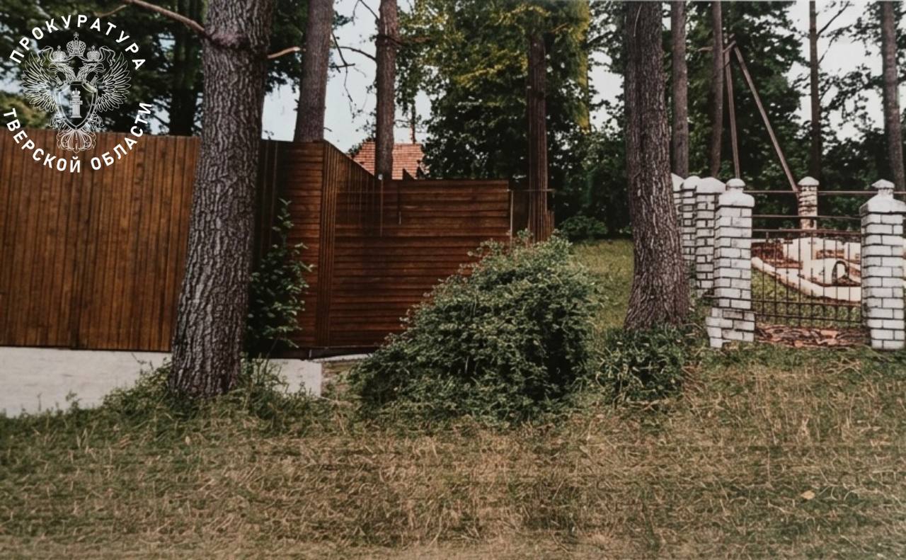 Прокуратура Селижаровского района в судебном порядке потребовала снести самострой в охранной зоне братской могилы