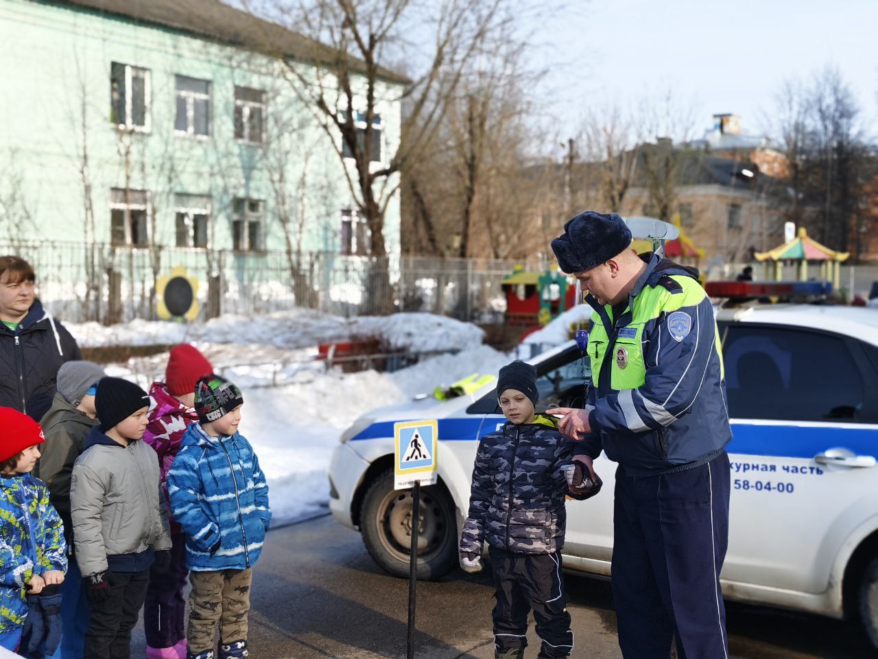 13 марта сотрудники тверской Госавтоинспекции провели с малышами из ДОУ № 90 занятие «Безопасная дорога от А до Я» 13 марта сотрудники тверской Госавтоинспекции провели с малышами из ДОУ № 90 занятие «Безопасная дорога от А до Я»