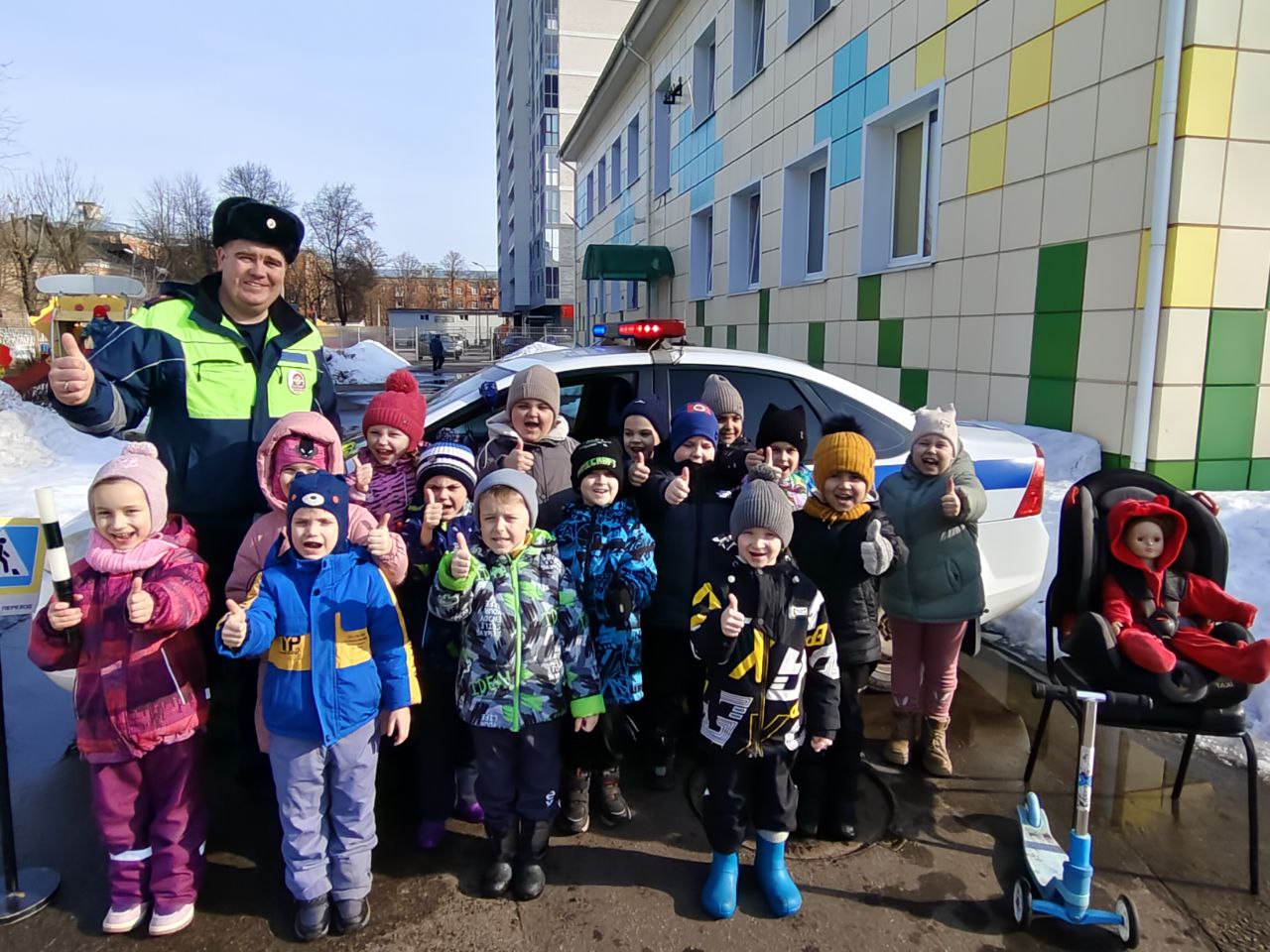 13 марта сотрудники тверской Госавтоинспекции провели с малышами из ДОУ № 90 занятие «Безопасная дорога от А до Я»