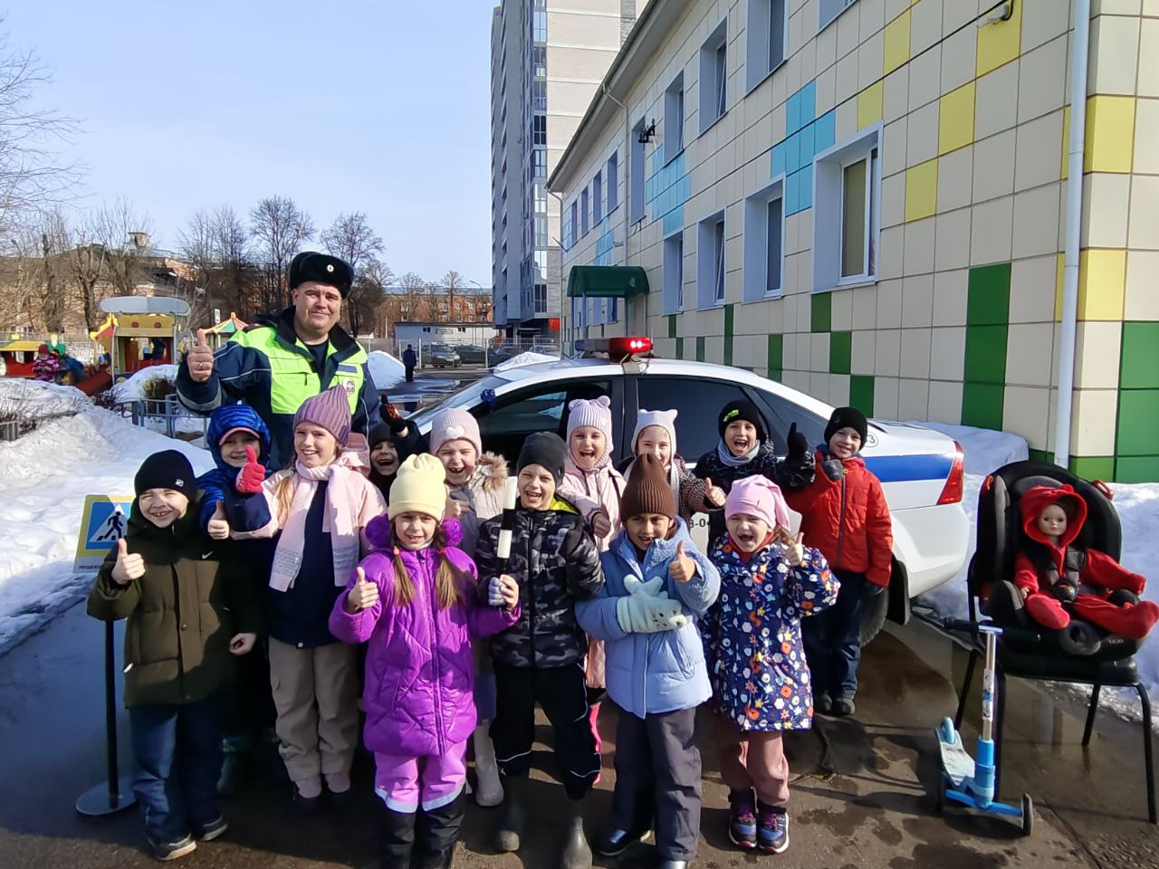 13 марта сотрудники тверской Госавтоинспекции провели с малышами из ДОУ № 90 занятие «Безопасная дорога от А до Я» 13 марта сотрудники тверской Госавтоинспекции провели с малышами из ДОУ № 90 занятие «Безопасная дорога от А до Я»