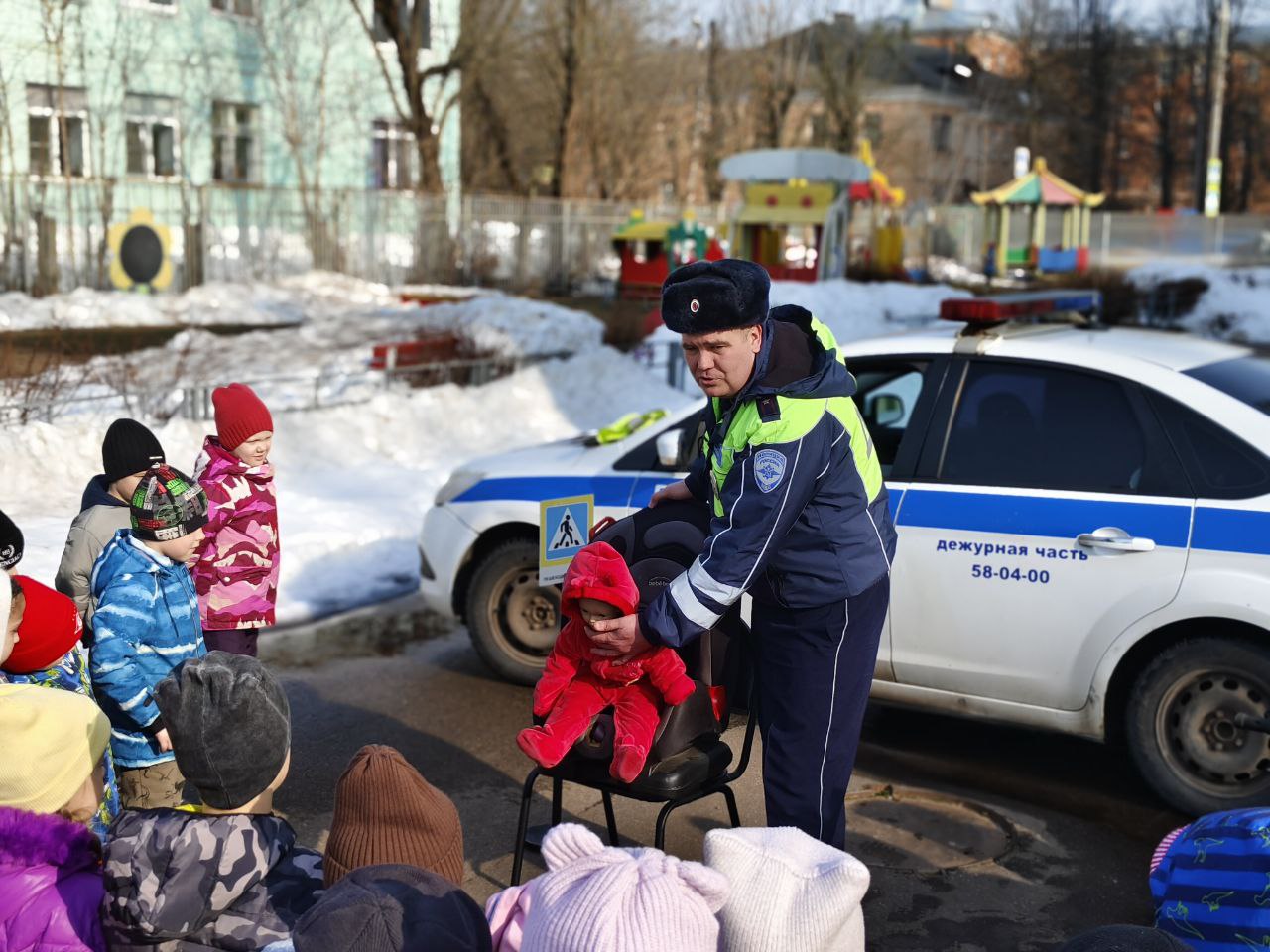 13 марта сотрудники тверской Госавтоинспекции провели с малышами из ДОУ № 90 занятие «Безопасная дорога от А до Я» 13 марта сотрудники тверской Госавтоинспекции провели с малышами из ДОУ № 90 занятие «Безопасная дорога от А до Я»