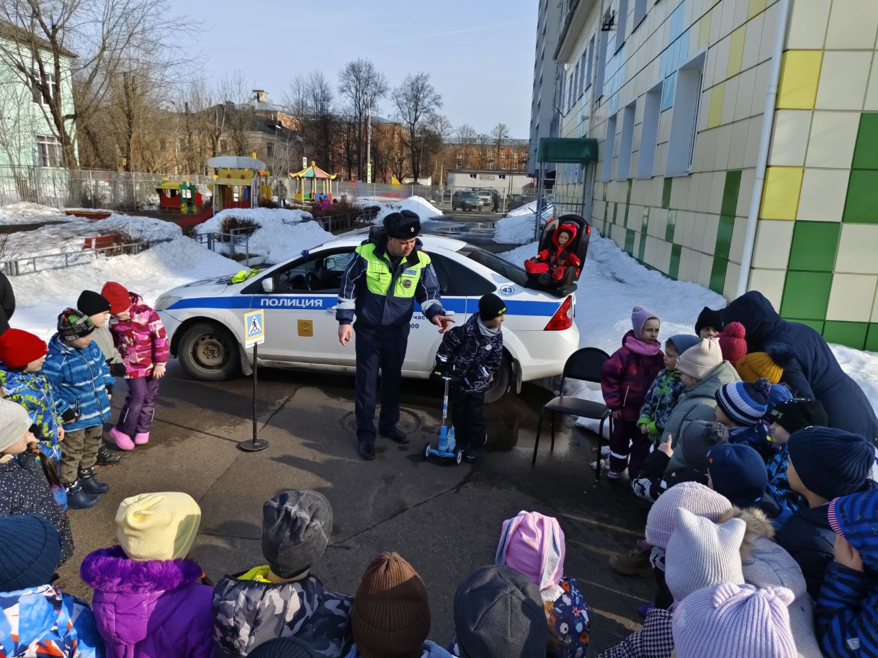 13 марта сотрудники тверской Госавтоинспекции провели с малышами из ДОУ № 90 занятие «Безопасная дорога от А до Я» 13 марта сотрудники тверской Госавтоинспекции провели с малышами из ДОУ № 90 занятие «Безопасная дорога от А до Я»