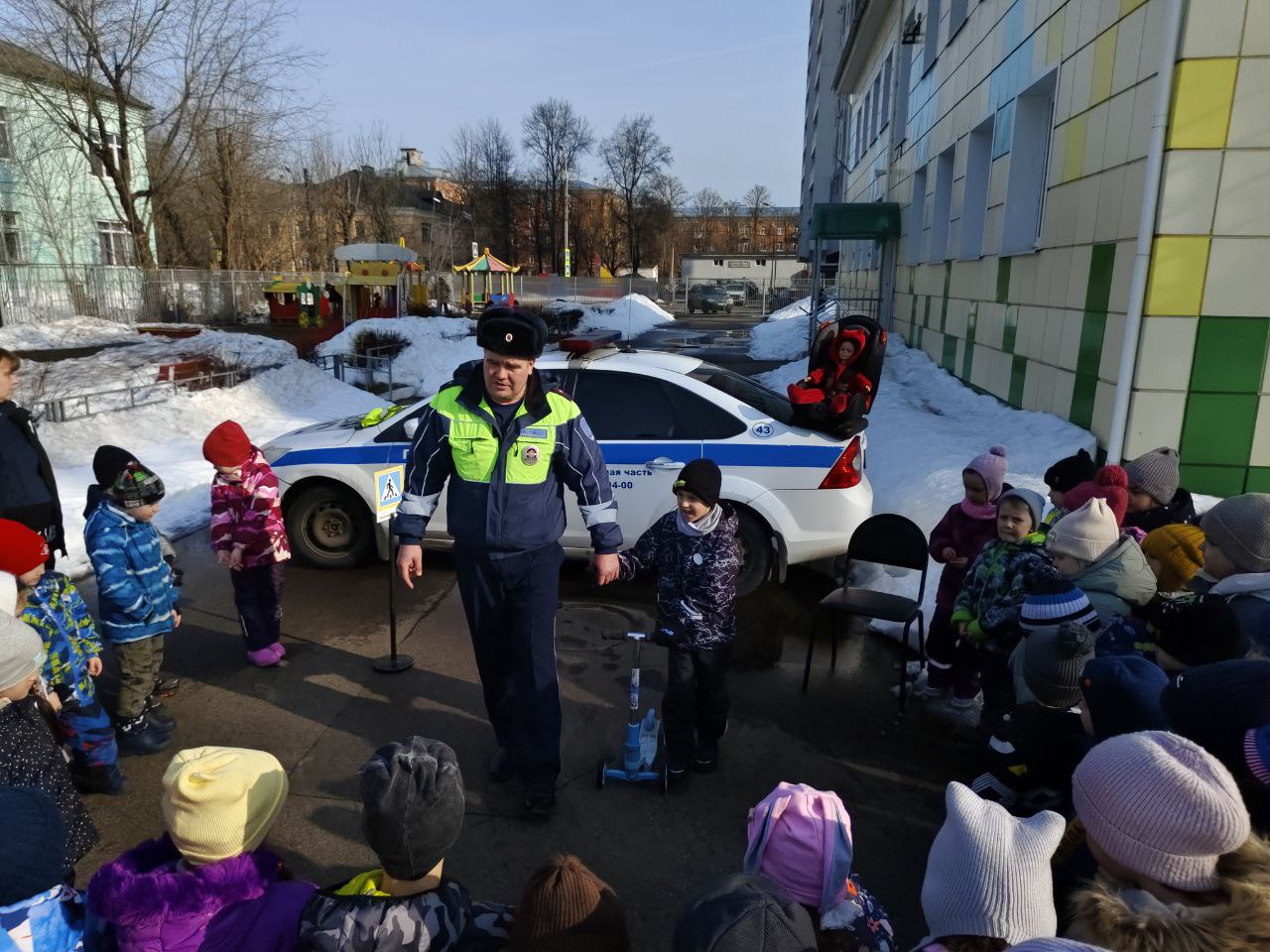 13 марта сотрудники тверской Госавтоинспекции провели с малышами из ДОУ № 90 занятие «Безопасная дорога от А до Я» 13 марта сотрудники тверской Госавтоинспекции провели с малышами из ДОУ № 90 занятие «Безопасная дорога от А до Я»