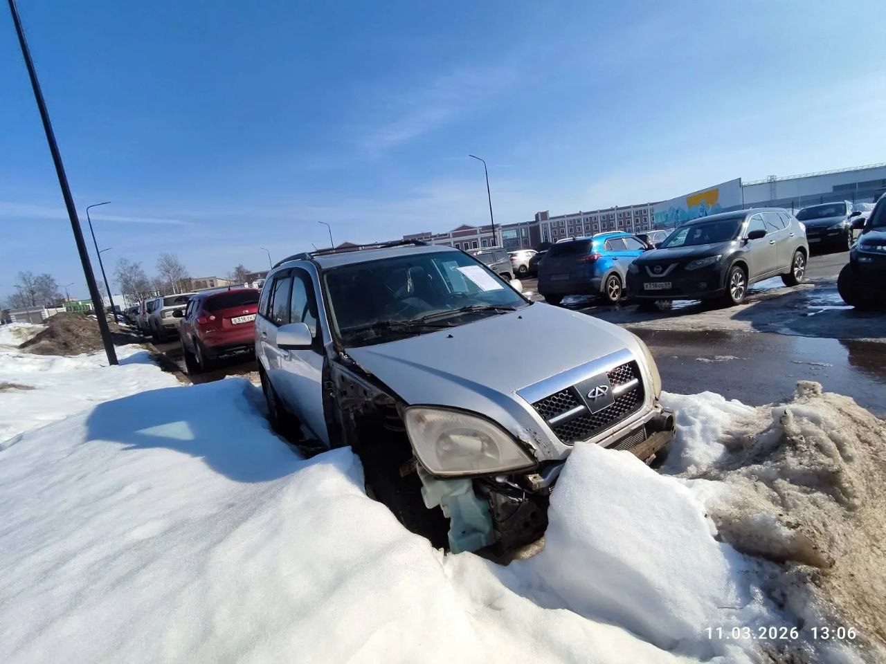 В Твери у дороги кто-то бросил и забыл разбитую иномарку