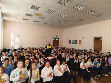 Сотрудники Госавтоинспекции города Твери провели интерактивный курс по ПДД «Дорожные ловушки» в СОШ № 2