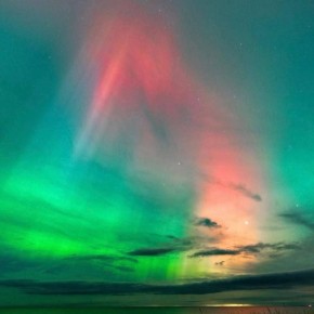 Красочное северное сияние могли наблюдать сегодня ночью жители разных регионов России