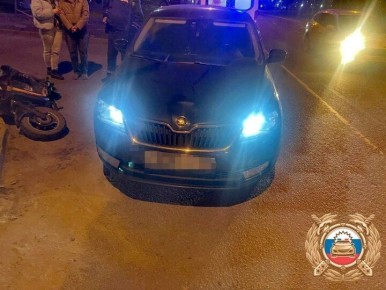 В Твери автоледи на Skoda Rapid сбила курьера на электросамокате