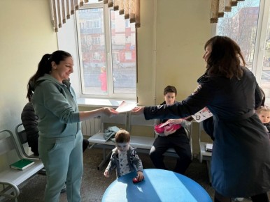 В Твери сотрудники Госавтоинспекции провели беседы с маленькими пациентами и их родителями в детской поликлинике