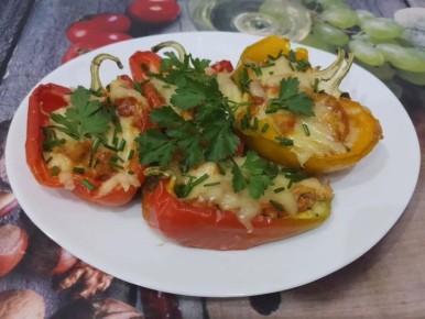 Запеченный перец с мясной начинкой и овощами