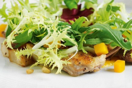 Салат с перепелкой и белыми грибами