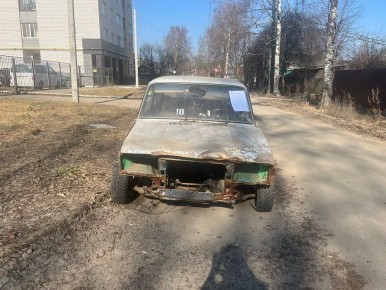 В Твери администрация ищет владельца брошенного на улице автохлама