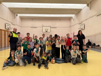 Сотрудники Госавтоинспекции города Твери провели для учеников средней школы №51 «Веселые старты в стране ПДД» в весеннем пришкольном лагере