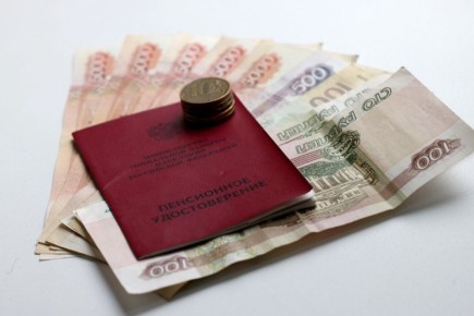 Пенсии женщин в России превысили мужские впервые за века