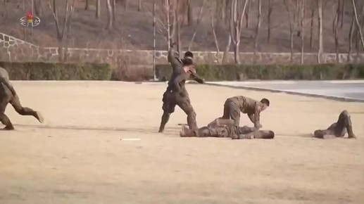 Ким Чен Ын наблюдает за жёсткими учениями спецназа и испытаниями ракетного двигателя