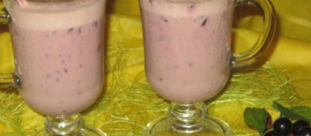 Нежный молочный коктейль с черной смородиной, который пробуждает воспоминания о детстве