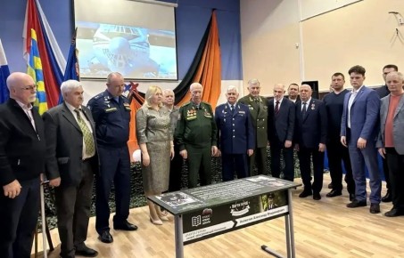 В тверской школе №34 установили Парту Героя в честь выпускника, заслуженного военного летчика генерал-майора Александра Ахлюстина