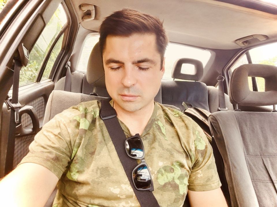 «Вот это турбулентность бытия, — в шутку подумал я, — ночью в Кремле, утром в гостинице Луганска, а вечером уже в глиняной землянке на передовой. Только если самолету турбулентность ничем не грозит, в моем случае она нередко...