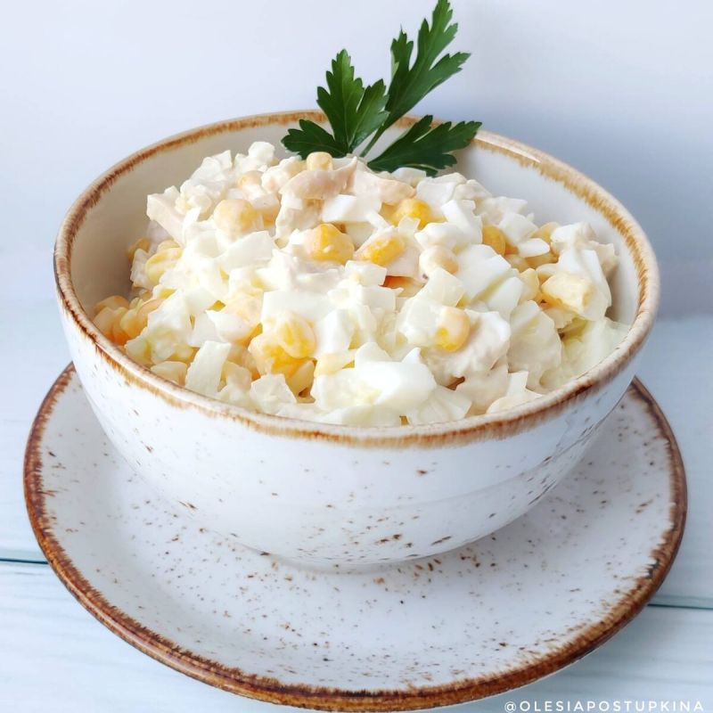 Нежный белковый салат с курицей и грибами для вашего стола