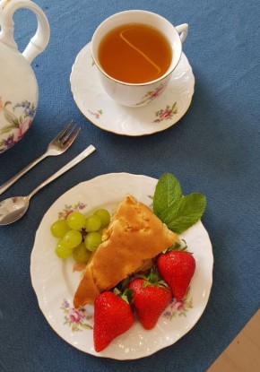 Вкусный десерт для всей семьи: ароматный творожно-яблочный пирог